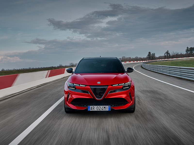 Alfa Romeo Junior VELOCE debuteert met nieuwe 280 Pk 100% elektrische motor