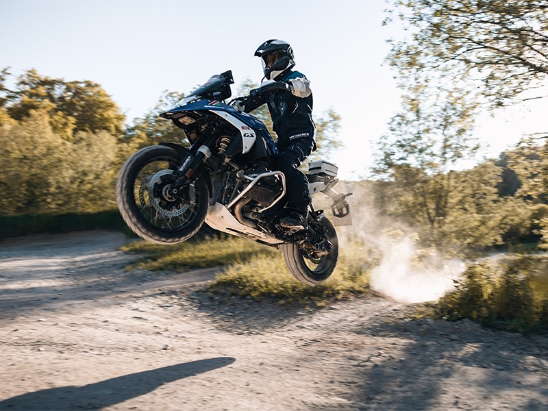 BMW Motorrad présente la moto de compétition R 1300 GS Trophy et la moto de maréchal F 900 GS Trophy.