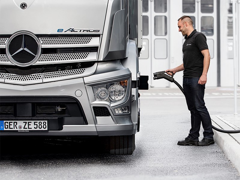 Holistische e-mobiliteit: Mercedes-Benz Trucks biedt nu oplaadinfrastructuur voor klantendepots aan.