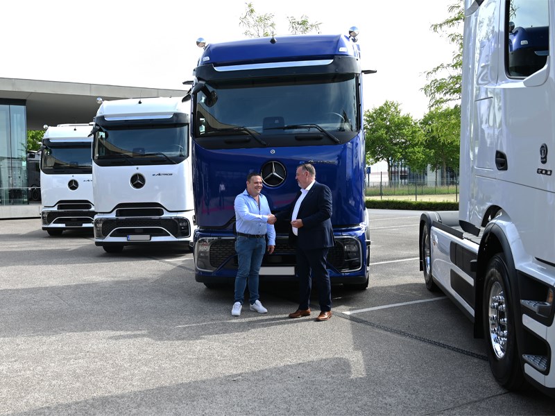 Van Houdt Eerste Belgische eActros 600-voertuigen geleverd aan VM Milktrans en Sovedo Logistics.