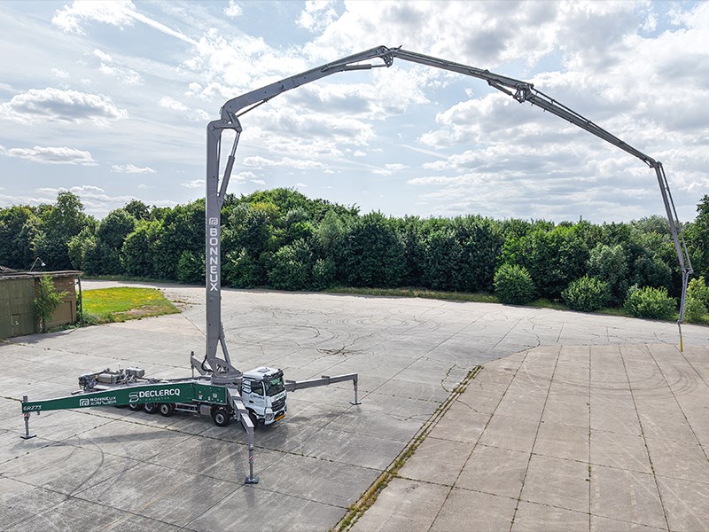 Primeur in Europa: indrukwekkende 73 meter Bonneux Xanjer betonpomp (6RZ73) op 7-assige Mercedes-Benz Arocs 4553k