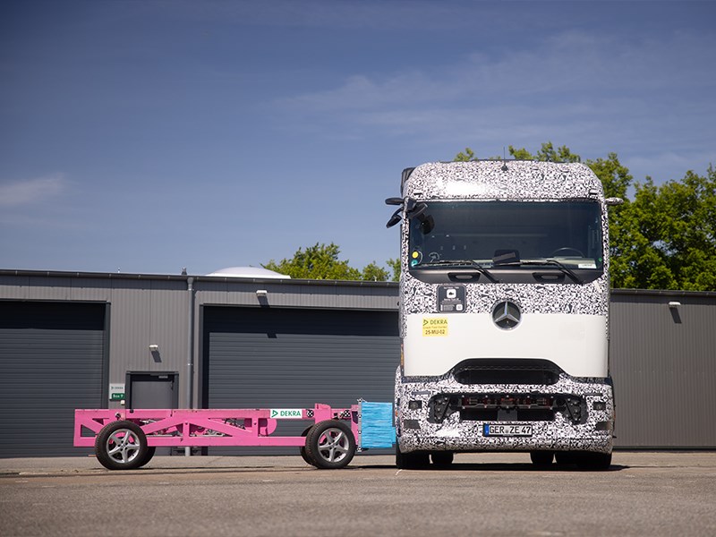 Veilig op weg onder hoogspanning: Crashtests bevestigen hoge passieve veiligheid van de Mercedes-Benz eActros 600