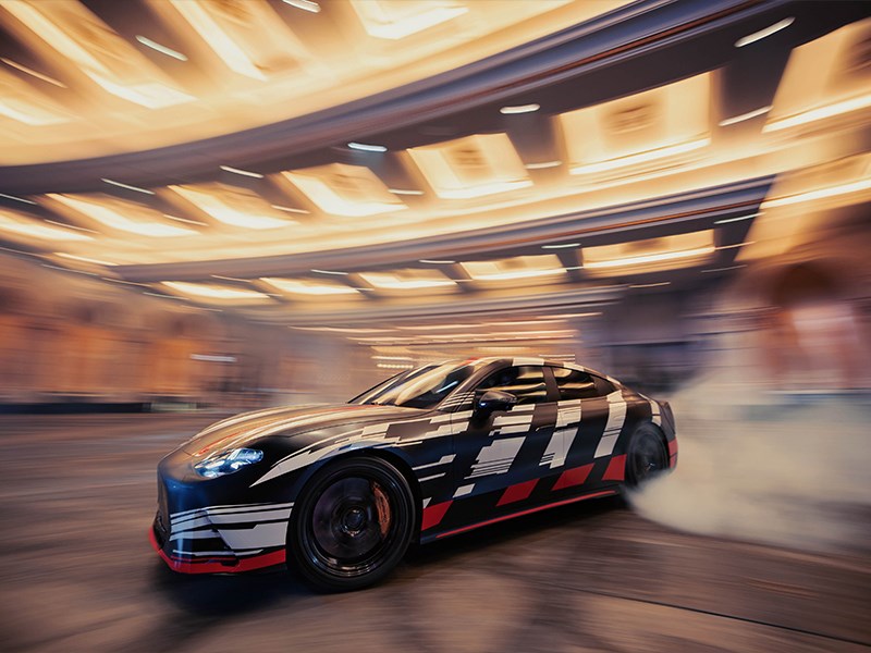 Built to excite: spectaculaire première van de nieuwe Mercedes-AMG GT 4-Door Coupé in Las Vegas met Brad Pitt en George Russell