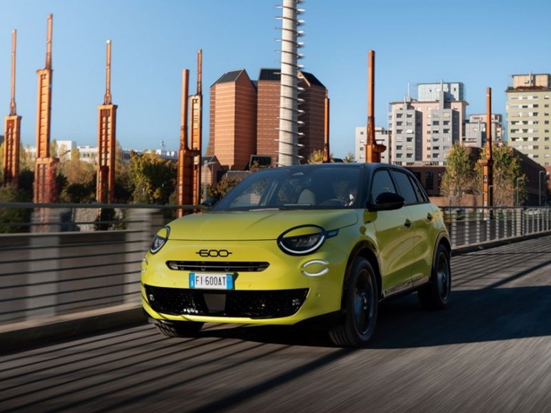 De nieuwe Fiat 600 Sport: opvallend design, hoogwaardige uitrusting en speciale kleuren voor moderne gezinnen