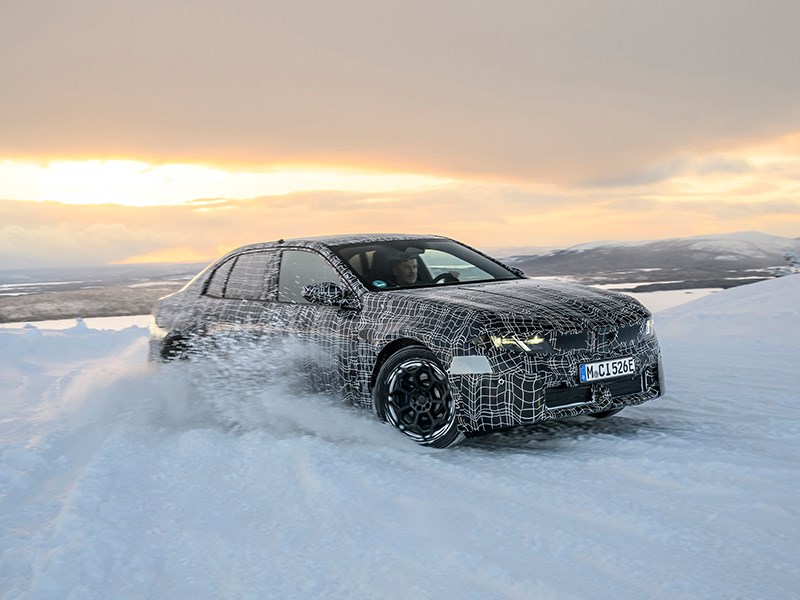 Volvo Postiaux - « Heart of Joy » au cercle polaire. Bond technologique quantique dans la nouvelle BMW i3 : réglage dynamique de la berline Neue Klasse dans la neige et la glace à Arjeplog.