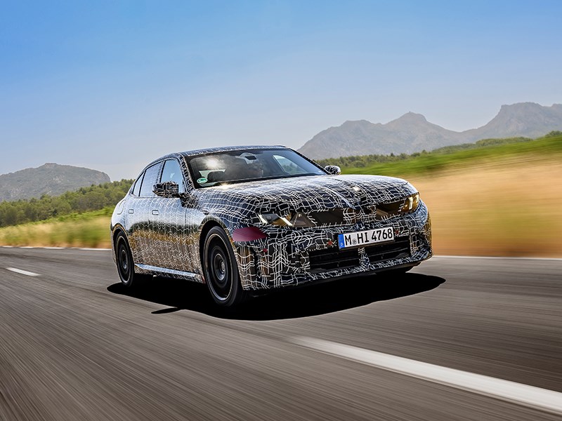 Volvo Postiaux - Aussi sereine sur route que redoutable sur circuit : la nouvelle BMW Série 3, équipée de moteurs à quatre et six cylindres, achève sa dernière série d’essais estivaux de dynamique de conduite à Miramas.