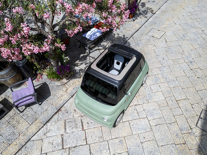 Met de nieuwe Topolino Dolcevita maakt FIAT het begeerlijke opnieuw toegankelijk en brengt het plezier van elektrische mobiliteit in de open lucht naar een nog breder publiek