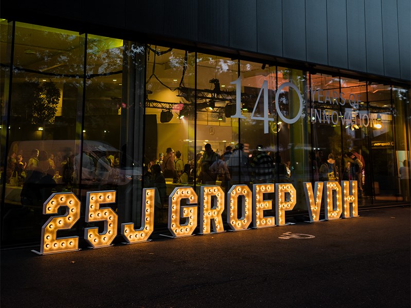 Groep VDH haalt €20.000 op voor De Warmste Week tijdens 25-jarig jubileum.