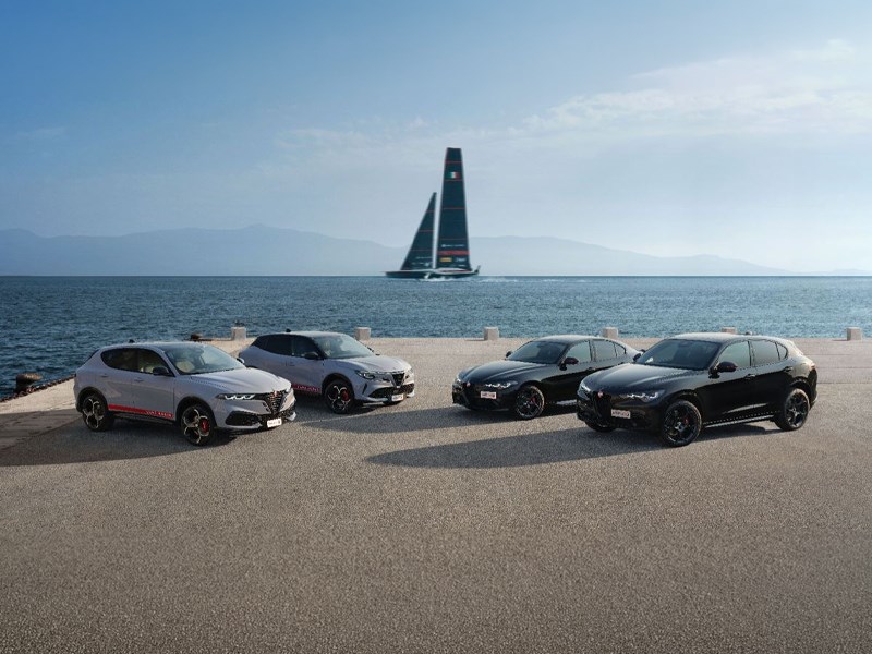 Alfa Romeo Edizione Luna Rossa debuteert in de Baai van Napels